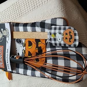 Peanuts Snoopy 3 Piece Kitchen Set Oven Mitt, Spatula & Whisk Pumpkin